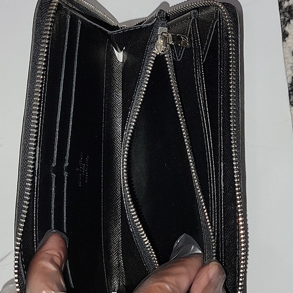 Louis Vuitton Epi Leather Zippy Wallet, Black - Picture 9 of 13